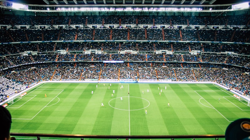 英超联赛最新快讯报道，显示积分榜和比赛照片